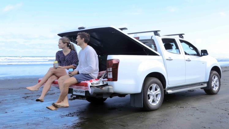 Manual vs Electric Roller Covers for Your Vehicle